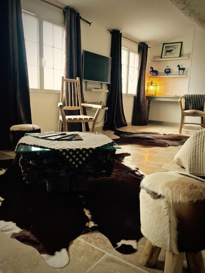 Mas Du Grand Bordes Bed & Breakfast Saint-Laurent-dʼAigouze Dış mekan fotoğraf