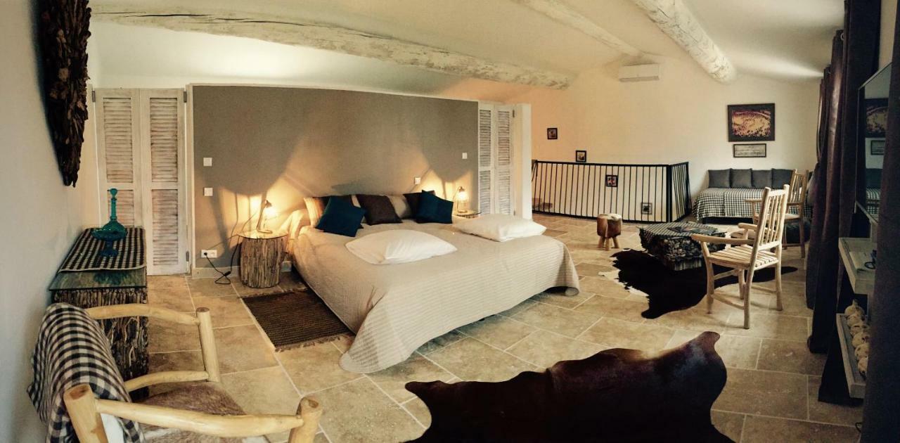 Mas Du Grand Bordes Bed & Breakfast Saint-Laurent-dʼAigouze Dış mekan fotoğraf