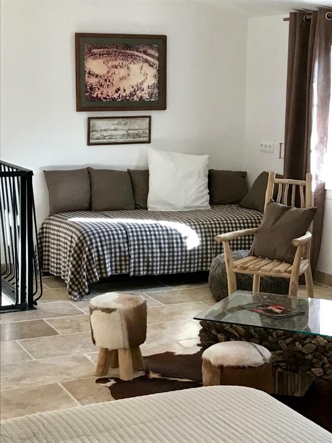 Mas Du Grand Bordes Bed & Breakfast Saint-Laurent-dʼAigouze Dış mekan fotoğraf