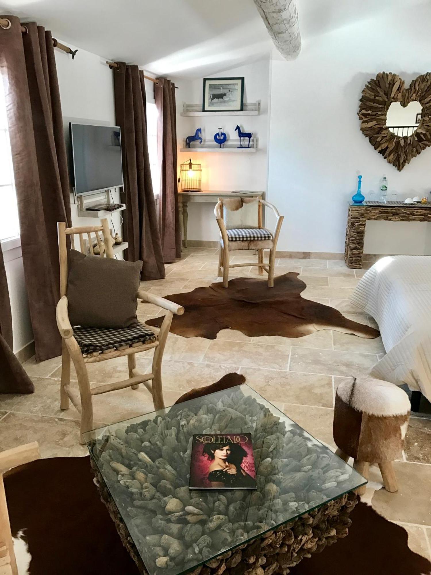 Mas Du Grand Bordes Bed & Breakfast Saint-Laurent-dʼAigouze Dış mekan fotoğraf