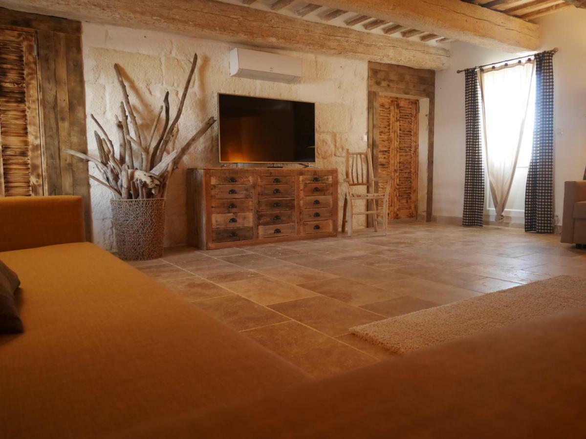 Mas Du Grand Bordes Bed & Breakfast Saint-Laurent-dʼAigouze Dış mekan fotoğraf