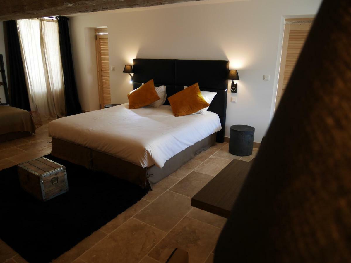Mas Du Grand Bordes Bed & Breakfast Saint-Laurent-dʼAigouze Dış mekan fotoğraf
