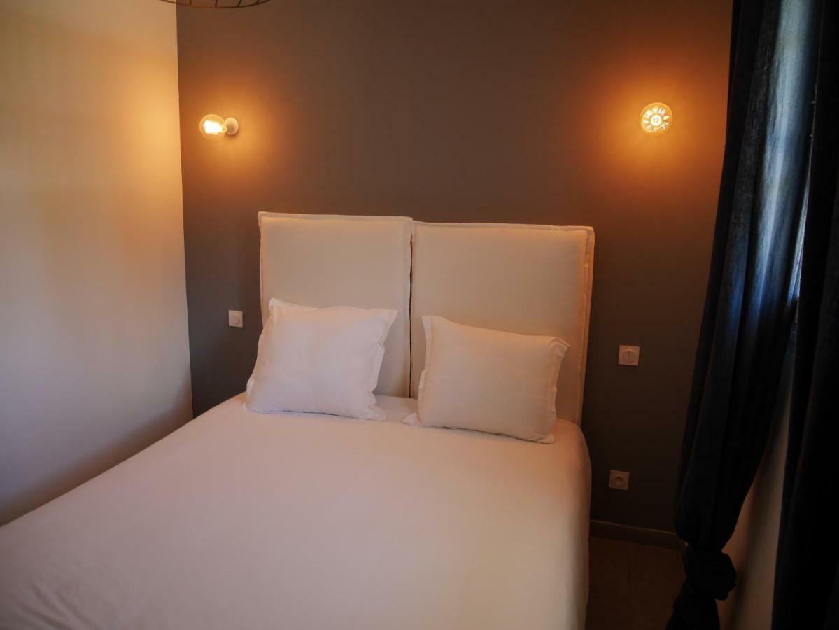 Mas Du Grand Bordes Bed & Breakfast Saint-Laurent-dʼAigouze Dış mekan fotoğraf